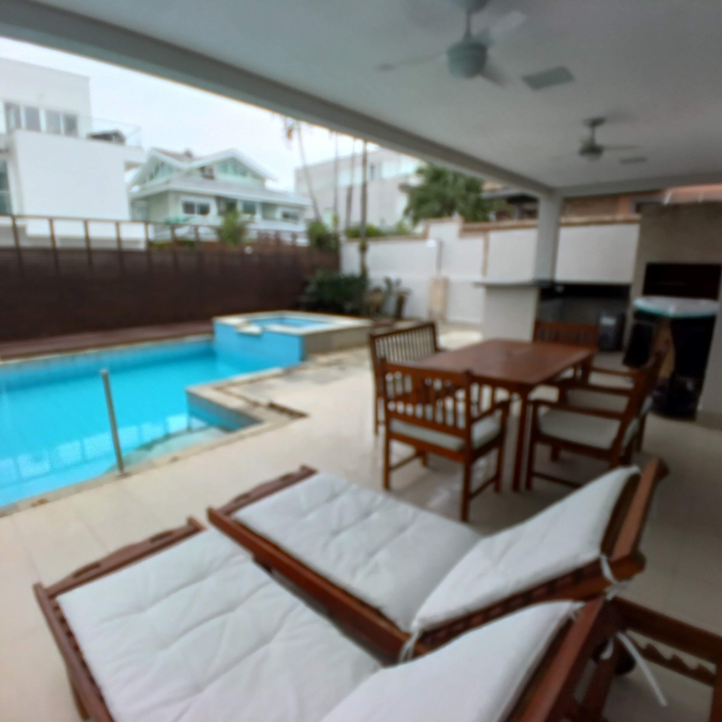 Sobrado com piscina aquecida e raia