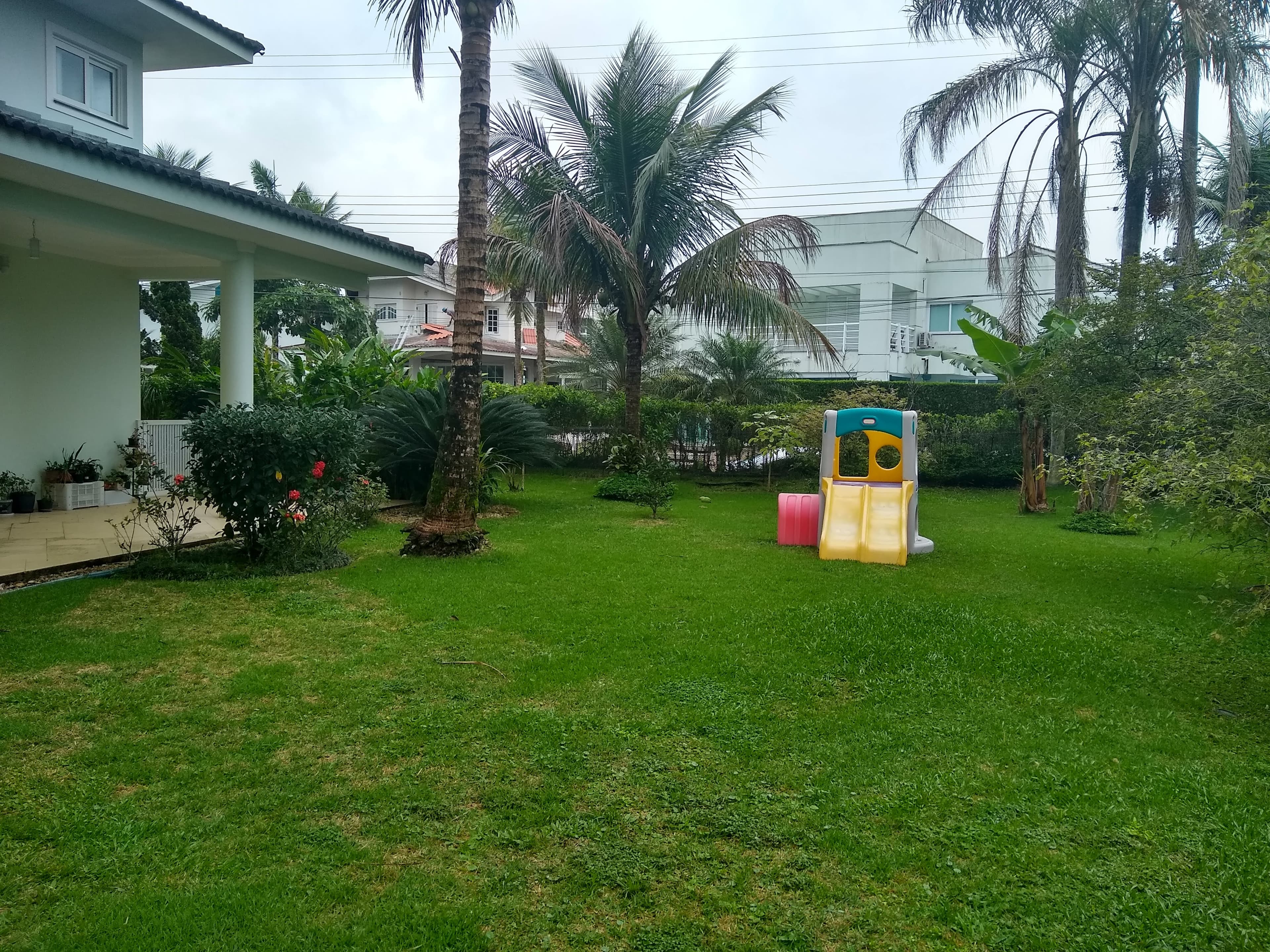 Sobrado com amplo gramado